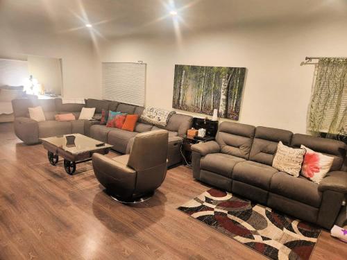 洛杉矶Executive Santa Monica Suites的客厅配有沙发和桌子