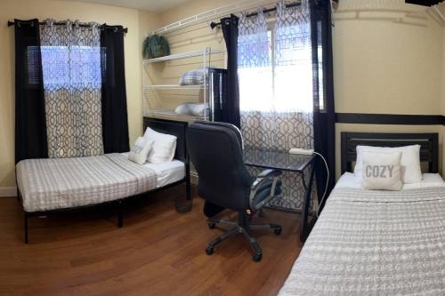 奥罗拉Executive Style Home next to Light Rail-Hospitals的配有椅子、床和书桌的房间