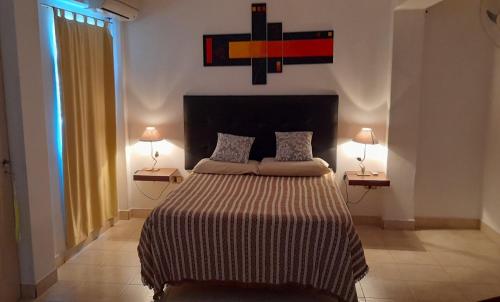 圣玛利亚Río de Chocolate的一间卧室配有一张大床和两盏灯