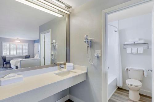 Gila Bend太空时代贝斯特韦斯特酒店的一间带水槽、卫生间和镜子的浴室