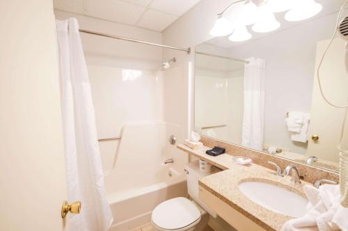 布斯贝港布斯贝海湾酒店的浴室配有盥洗盆、卫生间和浴缸。