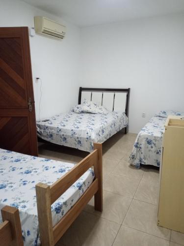 圣加布里埃尔Vanessa pousada familiar的客房设有三张床和冰箱。