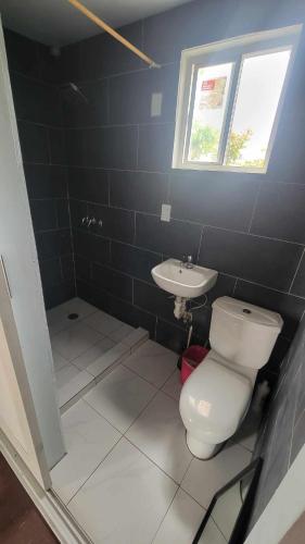 FolahaAJ Guesthouse的一间带卫生间和水槽的浴室