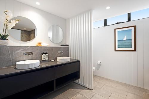 雷德克利夫塞贝尔布里斯班马盖特海滩酒店的浴室设有2个水槽和镜子
