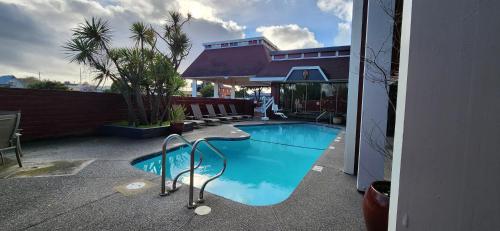 尤里卡红狮尤里卡酒店的建筑物一侧的游泳池