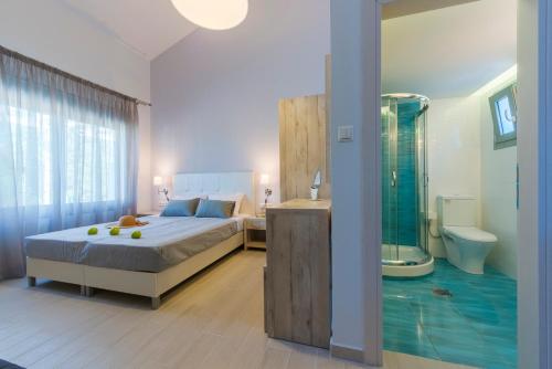 波托什Terra di Olive Thassos的一间卧室配有一张床,浴室设有淋浴。
