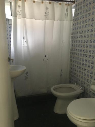 马德普拉塔Silvestre的白色的浴室设有卫生间和水槽。