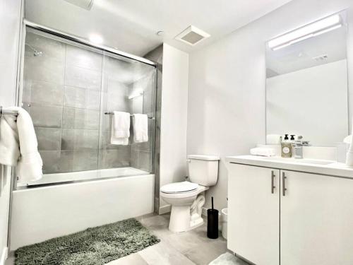 洛杉矶NEW One Bedroom Penthouse, Silver Lake + Parking!的白色的浴室设有卫生间和淋浴。