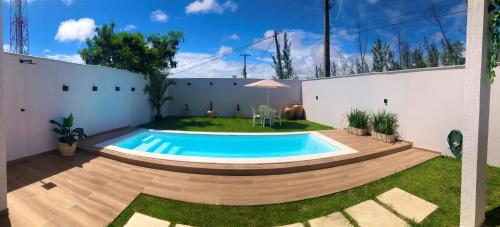 卡波布里奥Casa com piscina exclusiva的一座房子后院的游泳池