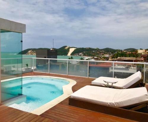 纳塔尔Vip Praia Hotel的大楼顶部带游泳池的阳台