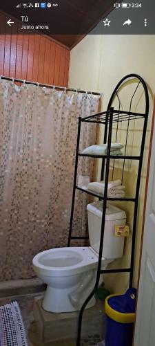 希门尼斯港Esmeralda的一间带卫生间和淋浴的浴室