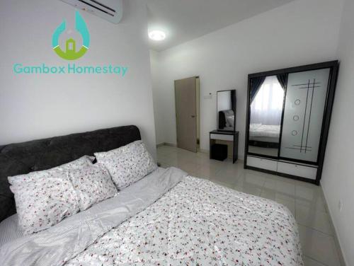 汝来Gembox Homestay near USIM#NETFLIX#WIFI100Mbps的一间卧室设有一张床和一个窗口