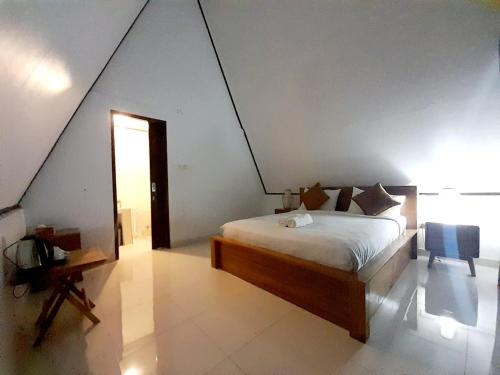 金塔马尼Mahadanu Villa & Glamping的一间卧室配有一张床,另一间卧室配有窗户