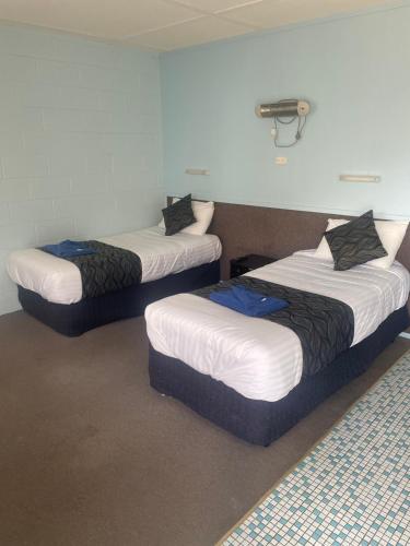 SpringsureSpringsure Hotel Motel的配有三张床的客房