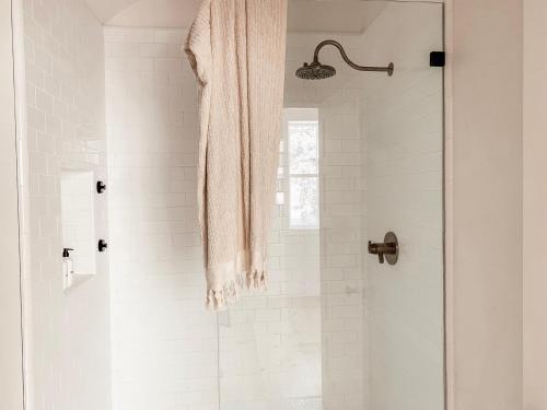 索诺拉Homestead Barn Loft的白色的浴室设有玻璃门淋浴