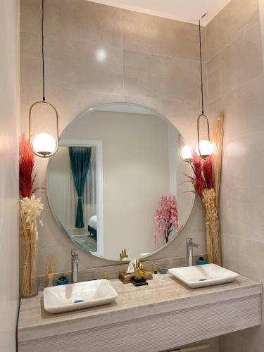 艾卜哈نزل الراشد الفاخرة luxury的浴室设有2个水槽和镜子