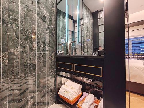 北京唐府酒店（北京三里屯工体店）的一间带水槽和镜子的浴室