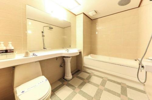 济州市CF Motel的浴室配有卫生间、盥洗盆和浴缸。