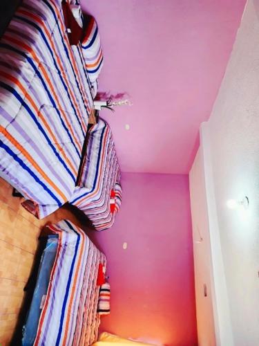 克萨尔特南戈Posada doña Nidia的墙上挂着一束衣服的房间