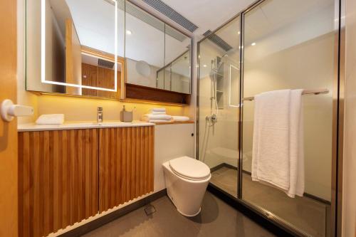 香港Shama Hub Metro South Hong Kong的浴室配有卫生间、盥洗盆和淋浴。