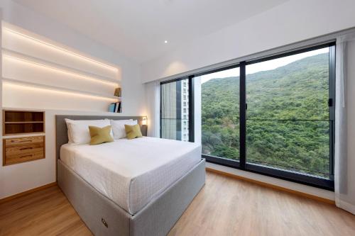 香港Shama Hub Metro South Hong Kong的一间卧室设有一张床和大窗户