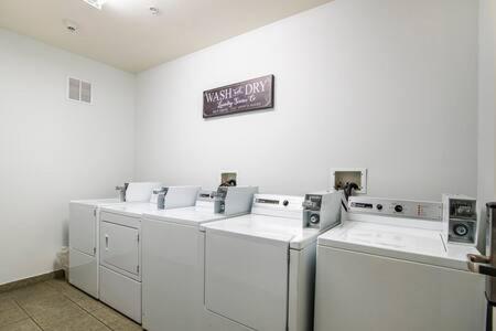 谢拉维斯塔Vistas 201- Modern Sierra Vista 1bd great location的房间里的一排白色洗衣机