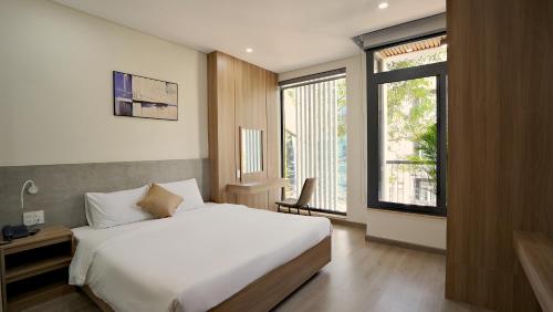 邦美蜀Thành Thuý Hotel的一间卧室设有一张床和一个大窗户