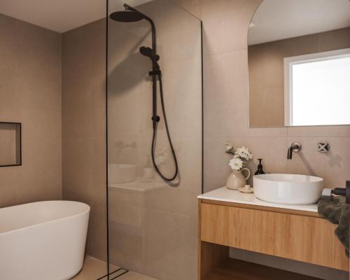 霍巴特Architect Home with View in Central Hobart的带淋浴、浴缸和盥洗盆的浴室