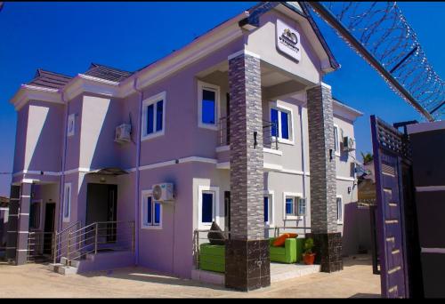 伊巴丹D'EXQUISITE APARTMENTS的紫色房子的 ⁇ 染