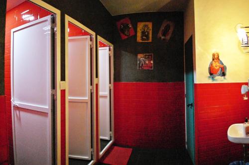 塞维利亚塞维利亚奇特艺术旅馆的浴室设有红色和黑色的墙壁和水槽