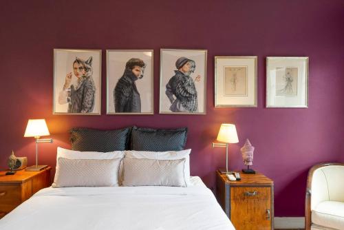 悉尼Great Gatsby Style in the Heart of Double Bay的卧室配有一张四幅画的墙壁床。