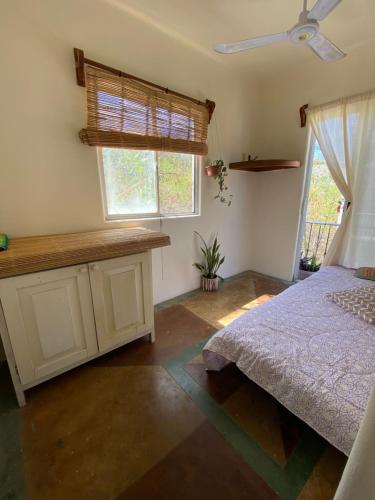 圣克鲁斯华特库Vive Huatulco的一间卧室设有一张床和一个窗口