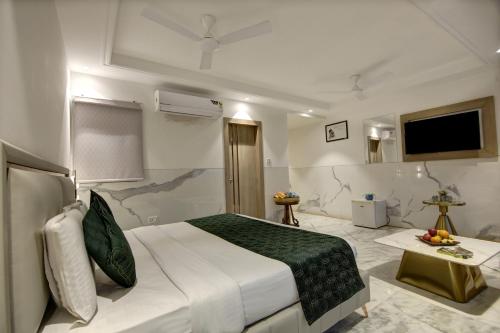 新德里Hotel International Inn by Star group - Near Delhi Airport的酒店客房,配有床和电视