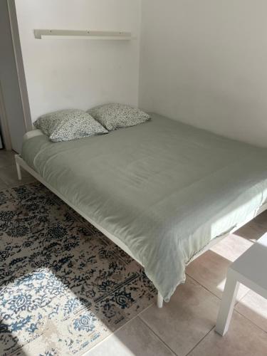 RoaixGuest house en Provence的一张床上有两个枕头的房间