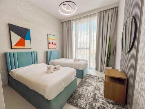 迪拜2907 Click it, Book it, Enjoy your stay.的酒店客房设有两张床和窗户。