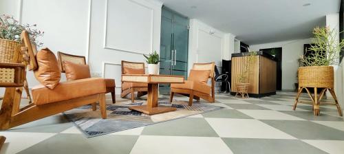 古瓦哈提Irroi Guwahati的客厅位于 ⁇ 板上,配有家具