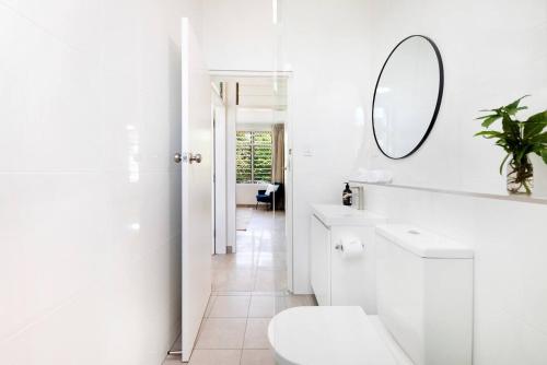 NightcliffBotanica Trio - Best Nightcliff Residence for Groups的白色的浴室设有卫生间和镜子