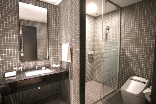 昌原市Sky View Hotel的浴室配有卫生间、盥洗盆和淋浴。