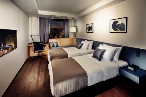 群山市群山市华美达酒店的酒店客房配有两张床和一张书桌