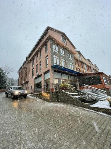 YeniceKazdağ Göknar Otel的积雪中街道上的一块大砖砌建筑