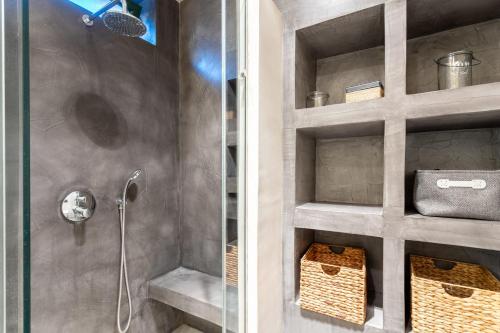 KarpofóraElaion Hideaway - Uncover Petalidi's Secrets的带淋浴的浴室和玻璃门