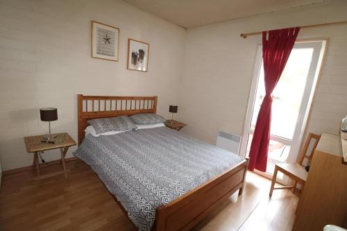 加桑GASMIM29 - Golfe de St-Tropez, chalet climatisé dans domaine arboré的一间卧室设有一张床和一个大窗户