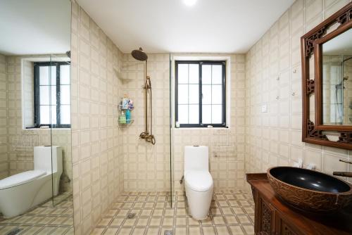 上海上海市中心壹度民宿 -近陕西南路地铁站 老洋房2居复式公寓的浴室配有盥洗盆、卫生间和浴缸。