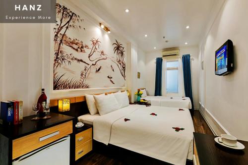 河内HANZ Hanoi de Maison Grand的一间卧室配有一张床、一张书桌和一台电视