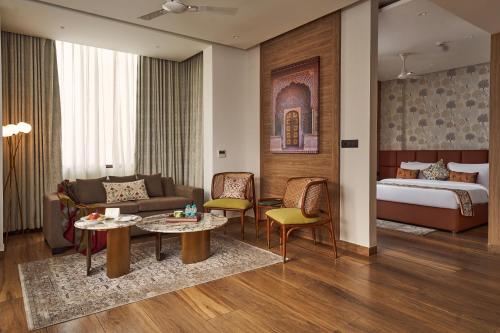 范兰德凡Triptam Vrindavan的酒店客房设有床和客厅。