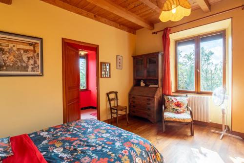 Bonnac-la-Côte蕾诗化思农场住宿加早餐旅馆的一间卧室配有一张床、一个梳妆台和一扇窗户。