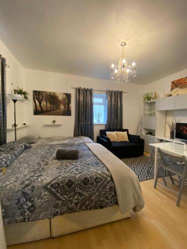 伦敦Da Giuseppe London的一间卧室设有一张床和一间客厅。