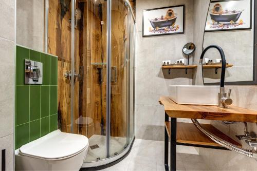 斯莫梁山中湖酒店的带淋浴、卫生间和盥洗盆的浴室
