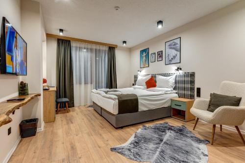 斯莫梁山中湖酒店的一间卧室配有一张床、一张桌子和一把椅子