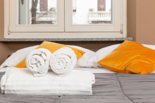 米兰Exclusive apartment Magritte Style的床上有两条滚毛巾